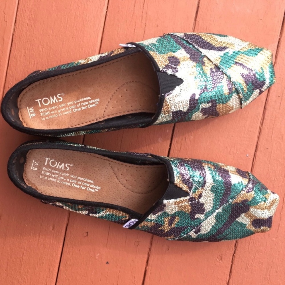 TOMS: Camo sequin flat